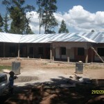 An das bestehende Klassenzimmer wurde der Administrationsblock und ein weiteres Klassenzimmer gebaut.