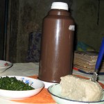 Sukumawiki (grün) Ugali und Chai (in Thermos)