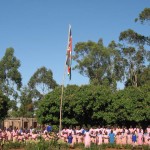 Assembley am Freitagmorgen (Die Schule kommt zusammen, die Fahne wird gehisst, die Nationalhymne gesungen und gebetet.)