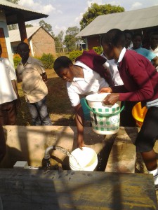 SchülerInnen in Ugari holen Wasser am neuen Brunnen