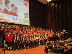 Zum Abschluss des Benefizkonzertes standen 160 junge Sänger der Wiltener Sängerknaben und des Texas Boys Choir gemeinsam auf der Bühne und begeisterten das Publikum im Innsbrucker Congress! Foto: Trager