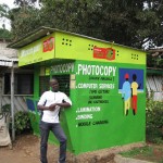 Mein Internet Cafe in Migori. Im Vordergrund Michael - der Shopbesitzer.