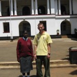 Nancy (Gastschwester) und ich in Eldoret. (Die Sonne war stärker als die Angst vorm Haareschneiden)