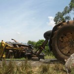 Ein Traktorunfall nahe der Zuckerfabrik. Die Traktoren sind immer überladen und daher ist ein solcher Anblick nicht selten.