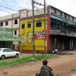Das Haus steht in Migori. Es stehen aber nur noch die Wände. Sogar das Blechdach und die Fenster sind geplündert worden.
